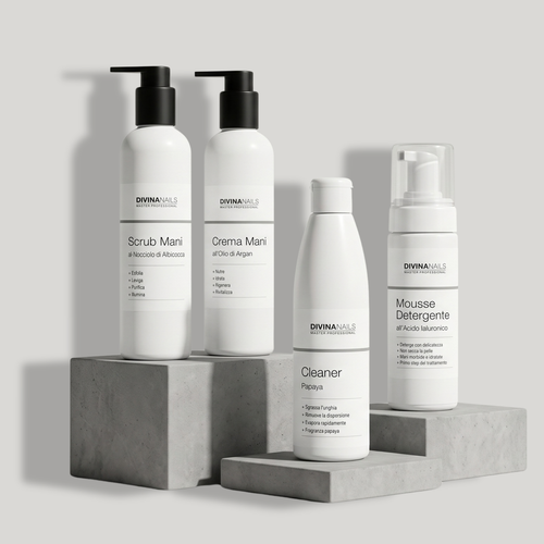 Scrub mani al nocciolo di albicocca, crema mani all'olio di argan, cleaner papaya e mousse detergente all'acido ialuronico Divina Nails su blocchi di cemento