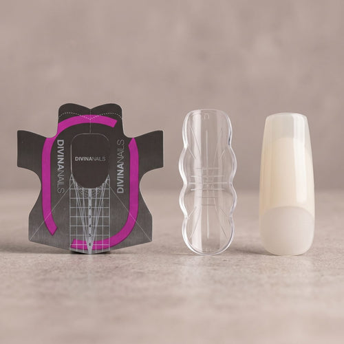 Tre tecniche di allungamento unghie affiancate: cartina adesiva PERFECT SALON SHAPE di DIVINA NAILS, dual form trasparente ET VOILÀ e tip in plastica naturale