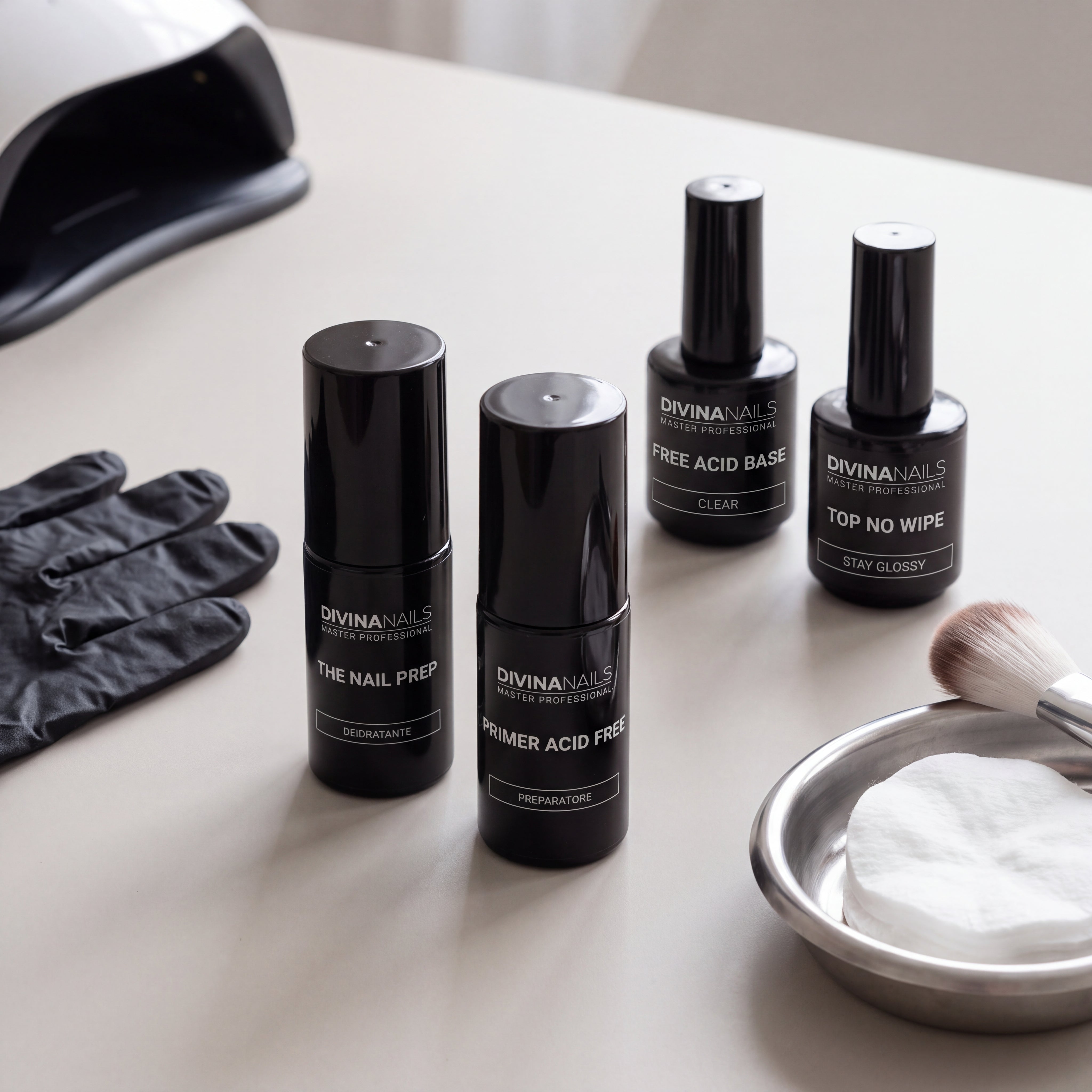 Postazione low-risk con The Nail Prep deidratante, Primer Acid Free, Free Acid Base e Top No Wipe Divina Nails, guanti in nitrile e lampada UV
