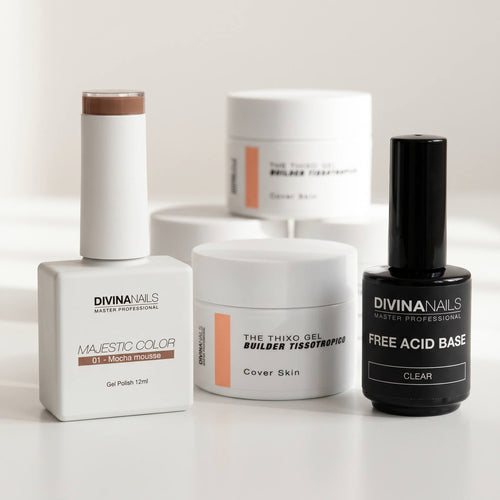 Tre prodotti professionali DIVINA NAILS su fondo neutro: il semipermanente MAJESTIC COLOR 01 Mocha Mousse da 12 ml, il barattolo THE THIXO GEL Cover Skin e il flacone nero FREE ACID BASE