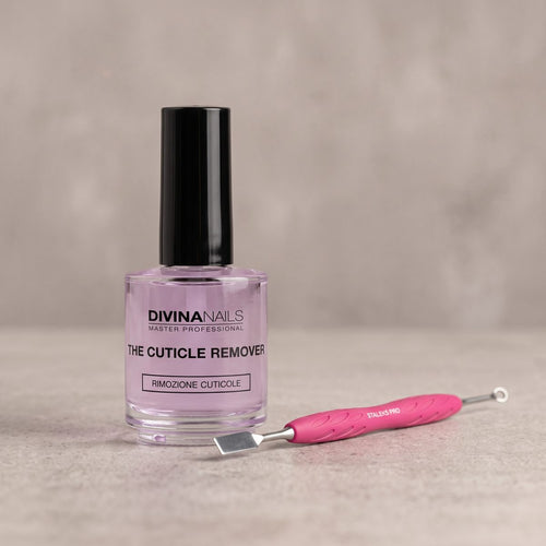 THE CUTICLE REMOVER di DIVINA NAILS, flacone in vetro da 15 ml con liquido lilla e tappo nero, accanto a uno spingicuticole professionale STALEKS PRO dal manico rosa