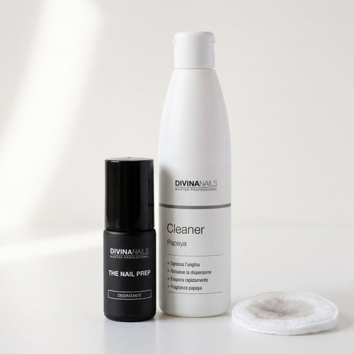 THE NAIL PREP e THE CLEANER PAPAYA di DIVINA NAILS accanto a un dischetto senza pelucchi: il deidratante e lo sgrassante della preparazione dell’unghia